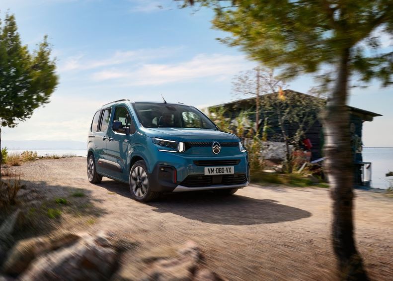 2025 Citroen Berlingo 1.5 BlueHDi 130 HP Max EAT Özellikleri - arabayakit.com
