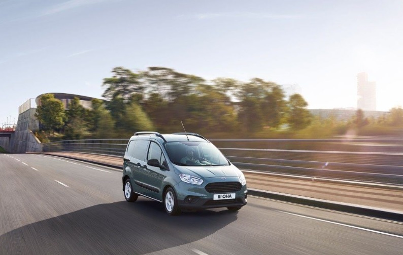 2022 Ford Transit Courier 1.5 TDCi 100 HP Van Deluxe Manuel Özellikleri - arabayakit.com