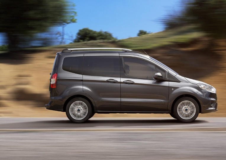 2023 Ford Tourneo Courier 1.5 TDCi 100 HP Titanium Manuel Özellikleri - arabayakit.com