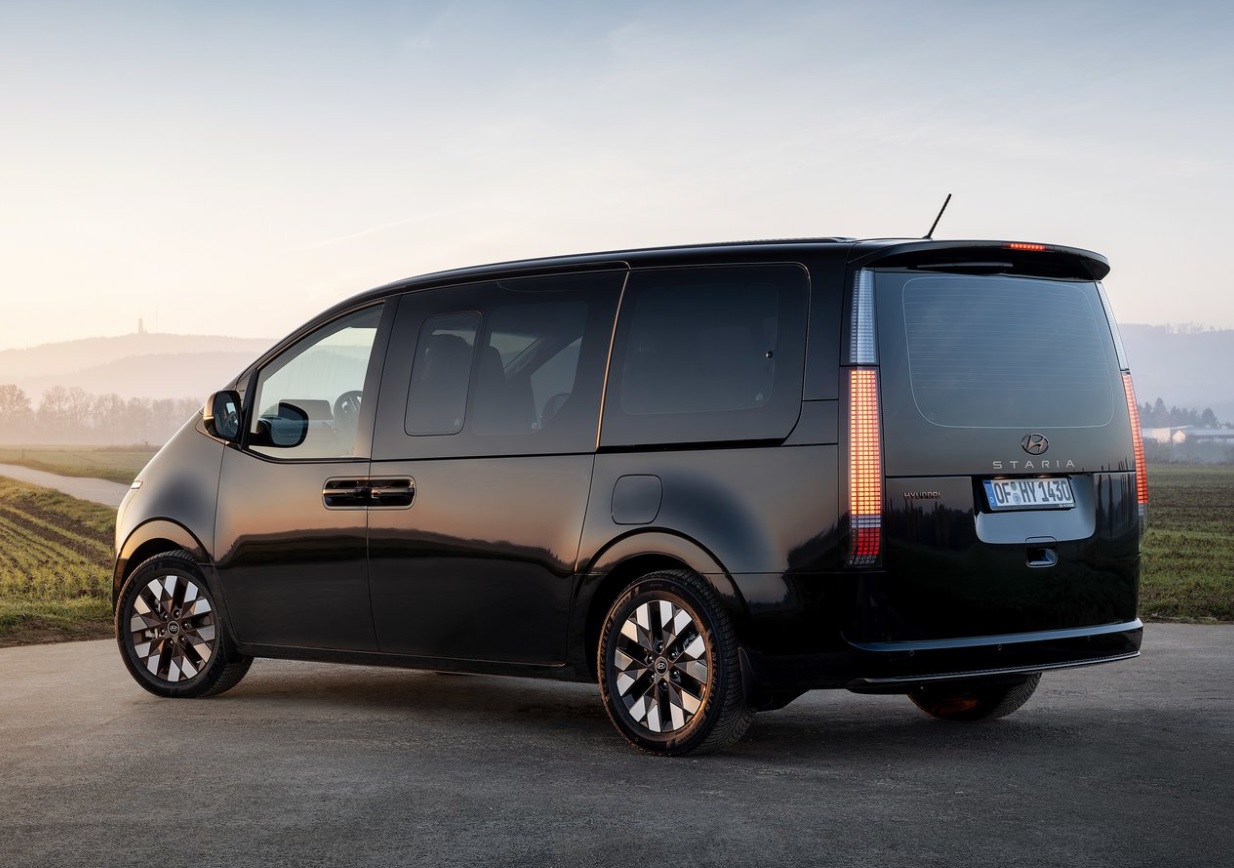 2023 Hyundai Staria 2.2 CRDi 177 HP Elite AT Özellikleri - arabayakit.com