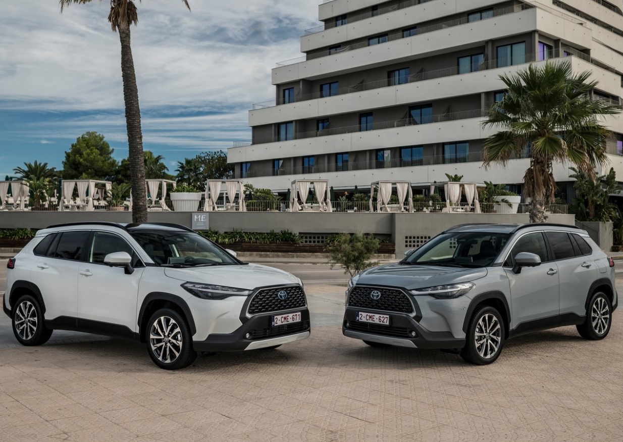 2022 Toyota Corolla Cross 1.8 Hybrid 140 HP Flame X-Pack e-CVT Özellikleri - arabayakit.com