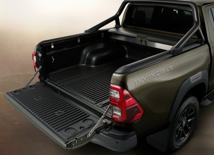 2021 Toyota Hilux 2.4 150 HP Invincible AT