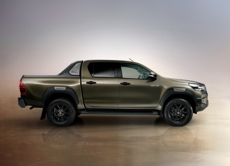 2023 Toyota Hilux 2.4 4x4 150 HP Adventure Manuel Özellikleri - arabayakit.com