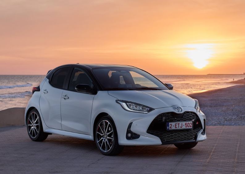 2024 Toyota Yaris 1.5 Hibrit 130 HP Passion X-Pack e-CVT Özellikleri - arabayakit.com