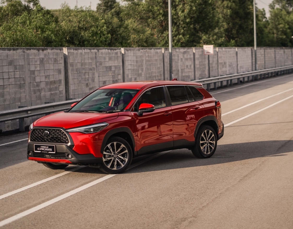 2022 Toyota Corolla Cross 1.8 Hybrid 140 HP Flame X-Pack e-CVT Özellikleri - arabayakit.com