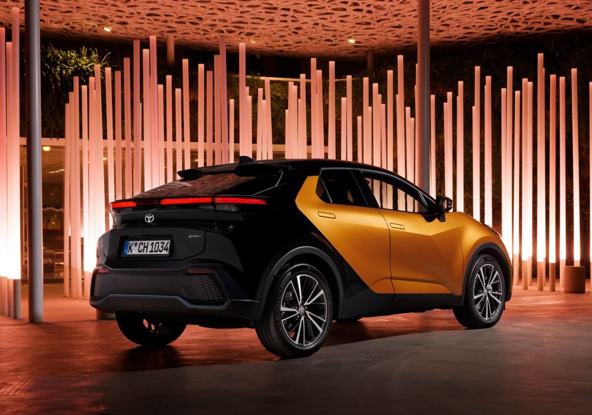2024 Toyota C-HR 1.8 Hybrid 95 HP Passion X-Sport e-CVT Özellikleri - arabayakit.com