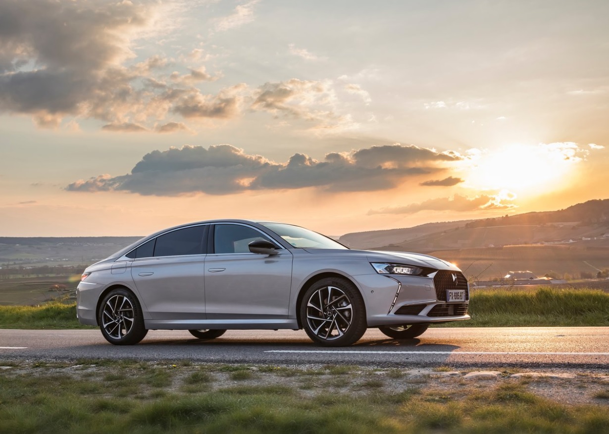 2022 DS DS 9 1.6 PureTech 225 HP Opera Otomatik Özellikleri - arabayakit.com