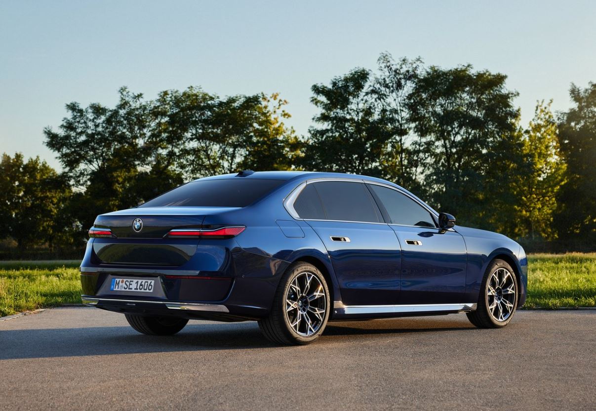 2025 BMW 7 Serisi 740Ld xDrive 3.0 300 HP Pure Excellence Steptronic Özellikleri - arabayakit.com