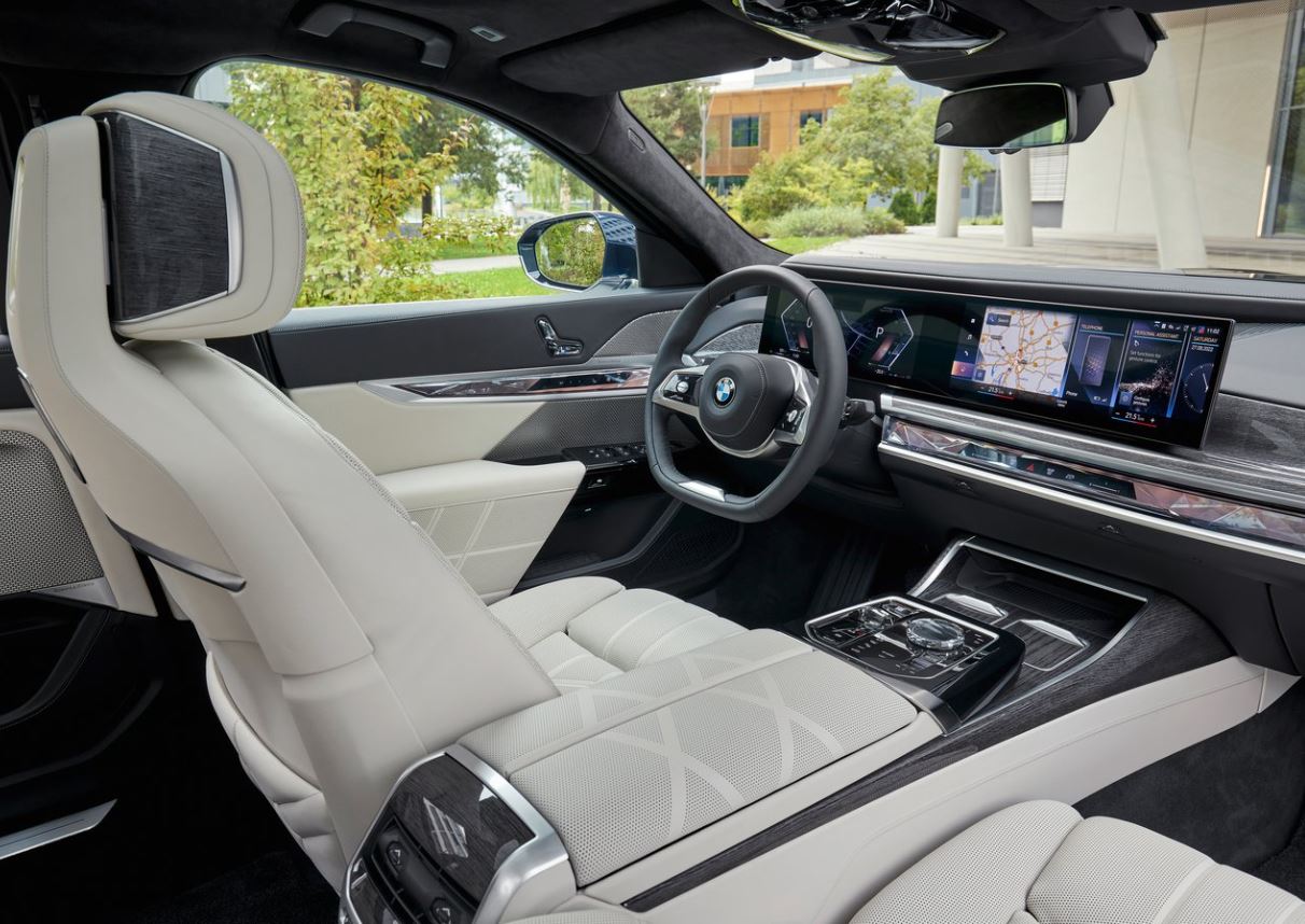 2025 BMW 7 Serisi 740Ld xDrive 3.0 300 HP Pure Excellence Steptronic Özellikleri - arabayakit.com